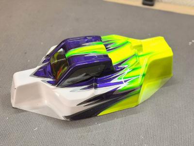 CARROSSERIE P2 BLANC/VIOLET METAL/JAUNE FLUO PEINTE POUR MUGEN MBX8 J-CONCEPTS