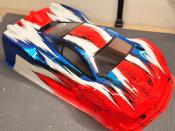 Carrosserie peinte et décorée Rouge fluo/Blanc/Bleu GT7 avec aileron BLITZ