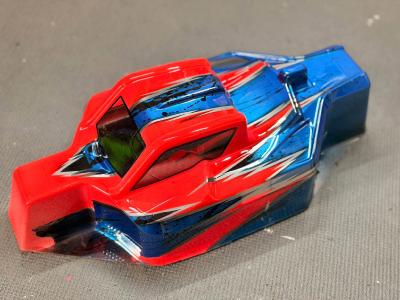 CARROSSERIE P2 ROUGE FLUO/BLEU METAL PEINTE pour XRAY XB8 2024/2025 - J-CONCEPTS