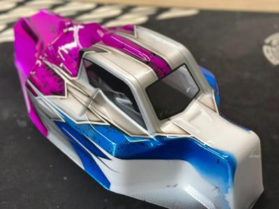 CARROSSERIE P2 BLEU/SILVER/VIOLET METAL PEINTE  pour XRAY XB8 2024/2025 - J-CONCEPTS