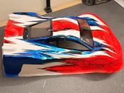 Carrosserie peinte et décorée Rouge fluo/Blanc/Bleu GT7 avec aileron BLITZ