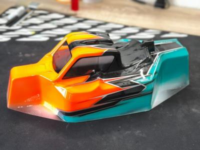 CARROSSERIE P2 ORANGE FLUO/GUN METAL/VERT EMEURAUDE PEINTE POUR MUGEN MBX8 J-CONCEPTS