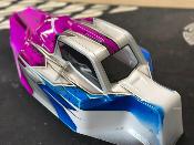 CARROSSERIE P2 BLEU/SILVER/VIOLET METAL PEINTE  pour XRAY XB8 2024/2025 - J-CONCEPTS