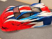 Carrosserie peinte et décorée Rouge fluo/Blanc/Bleu GT7 avec aileron BLITZ